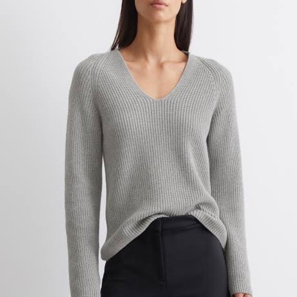 Express Women’s Long Sleeve V-Neck Sweater - Picture 1 of 3